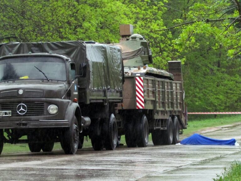 Falla técnica y drama en la vía pública: un soldado fue aplastado por un camión del Ejército