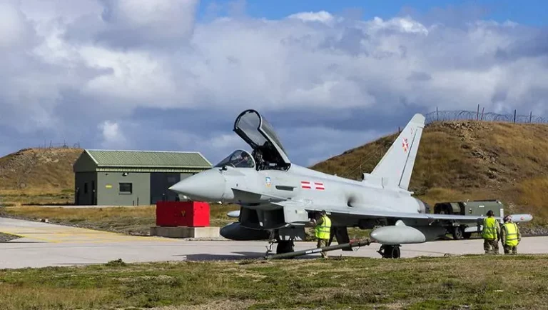 Tensión en el Atlántico Sur: el Reino Unido renovará sus cazas de combate en las Islas Malvinas